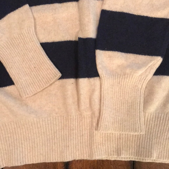 2 women’s sweaters - Picture 6 of 6